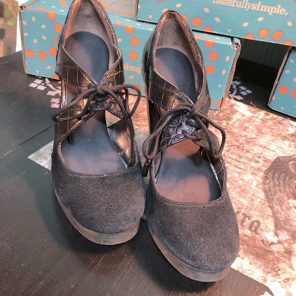 Blk chunky heel